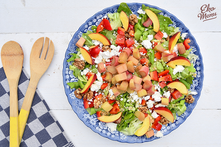 Gezonde zomerse rabarber salade