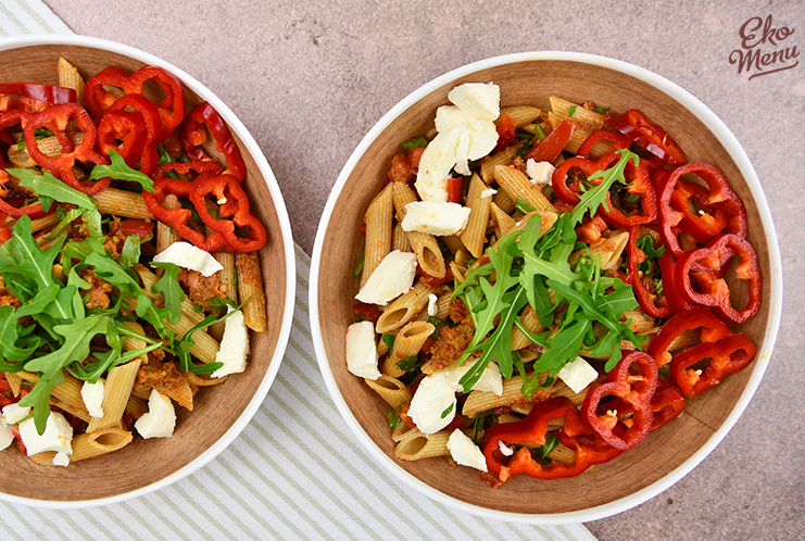 Gezonde zomerse rode pastasalade